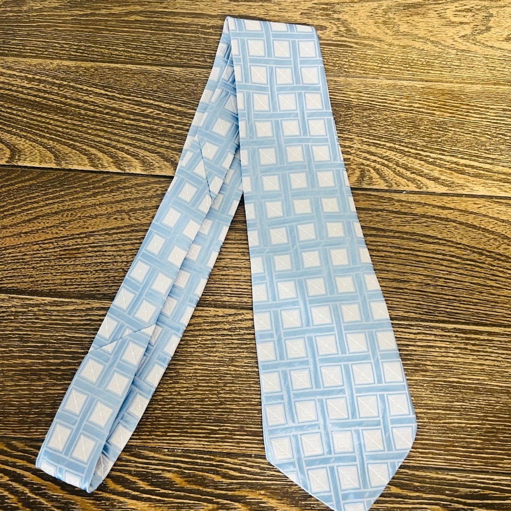 Kailong Blue and White Men’s Geometric Pattern‎ Tie Measurements in photos. Silk